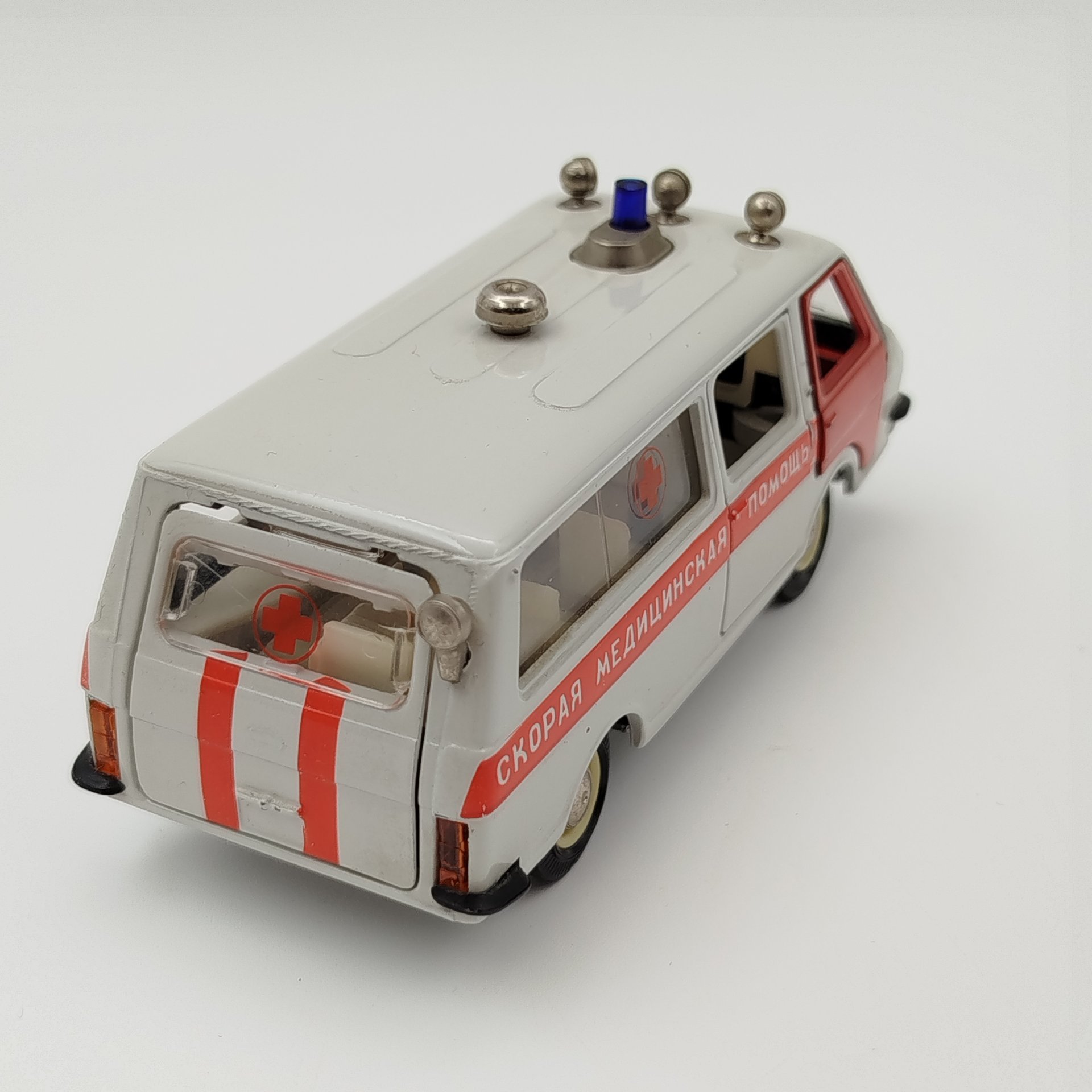 Модель микроавтобуса РАФ-2203 "Скорая помощь" в масштабе 1:43