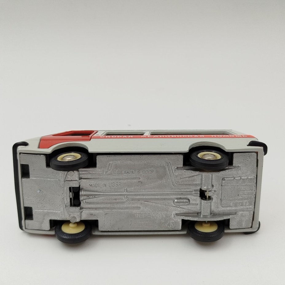 Модель микроавтобуса РАФ-2203 "Скорая помощь" в масштабе 1:43