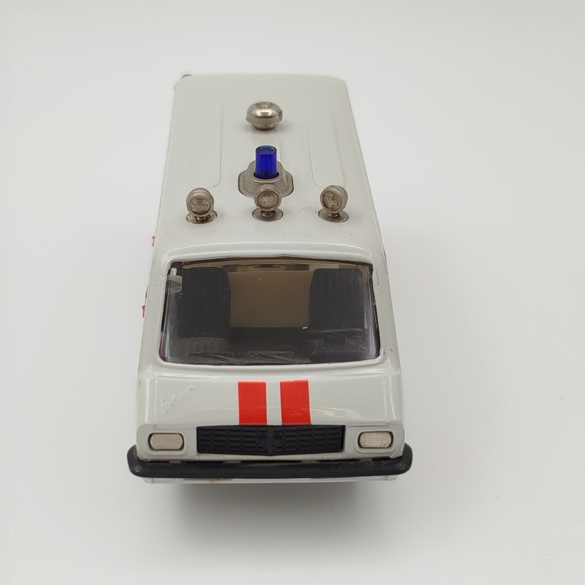 Модель микроавтобуса РАФ-2203 "Скорая помощь" в масштабе 1:43