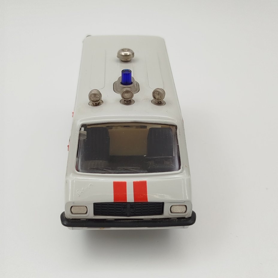 Модель микроавтобуса РАФ-2203 "Скорая помощь" в масштабе 1:43