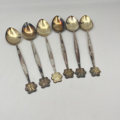 Набор из шести чайных ложек с декором в виде завитков на черенках, мельхиор (медь-никель), золочение, Артель «Красносельский ювелир», СССР, 1970-1990 гг.