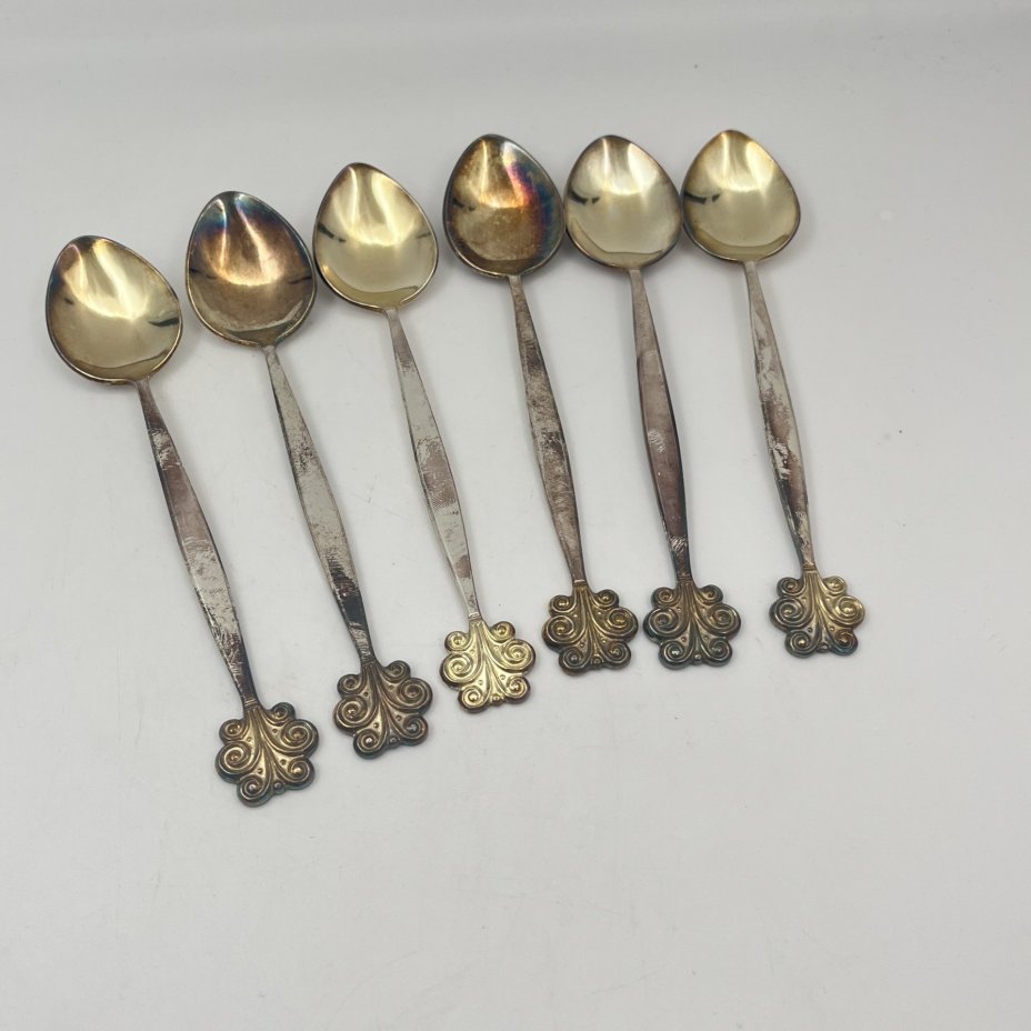 Набор из шести чайных ложек с декором в виде завитков на черенках, мельхиор (медь-никель), золочение, Артель «Красносельский ювелир», СССР, 1970-1990 гг.