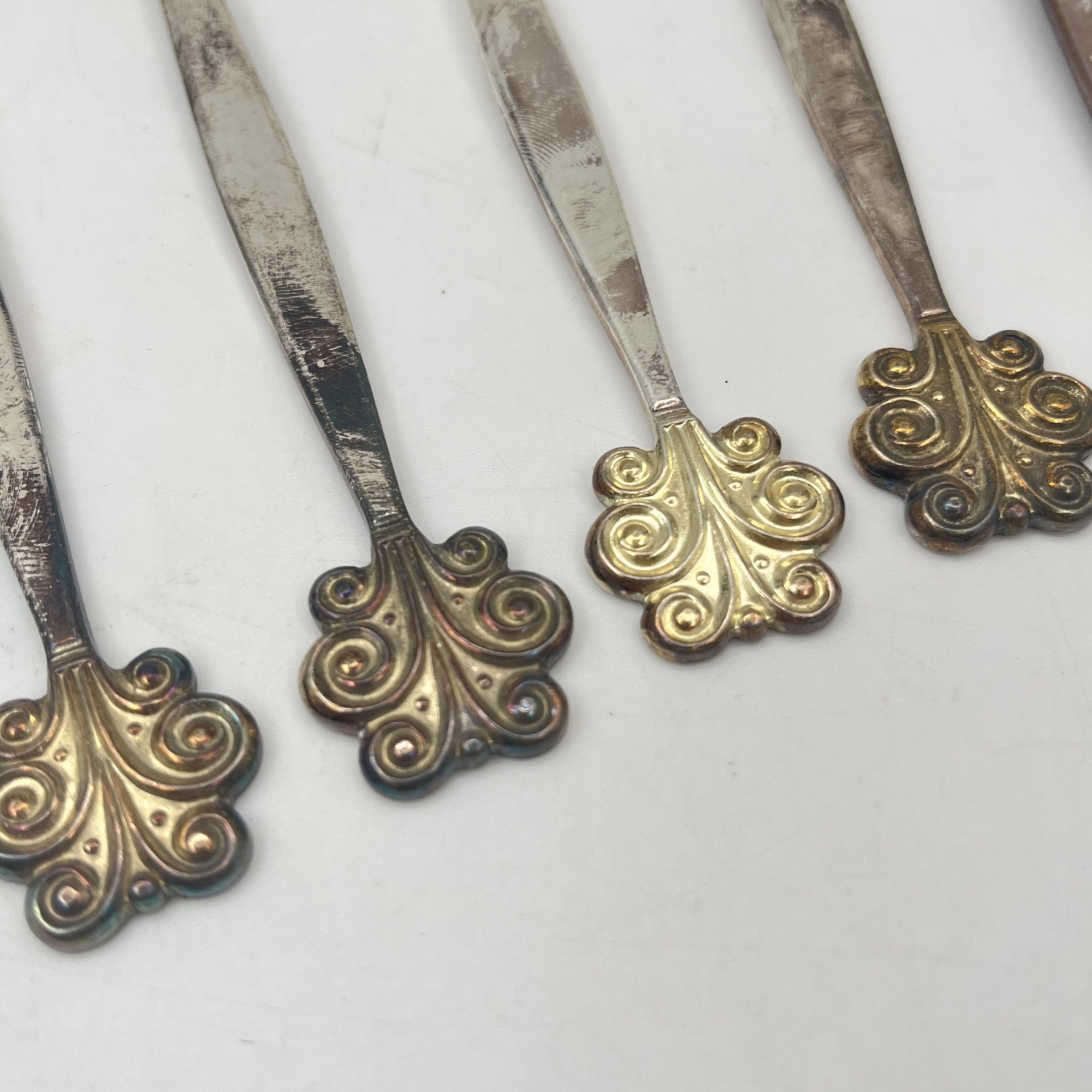 Набор из шести чайных ложек с декором в виде завитков на черенках, мельхиор (медь-никель), золочение, Артель «Красносельский ювелир», СССР, 1970-1990 гг.