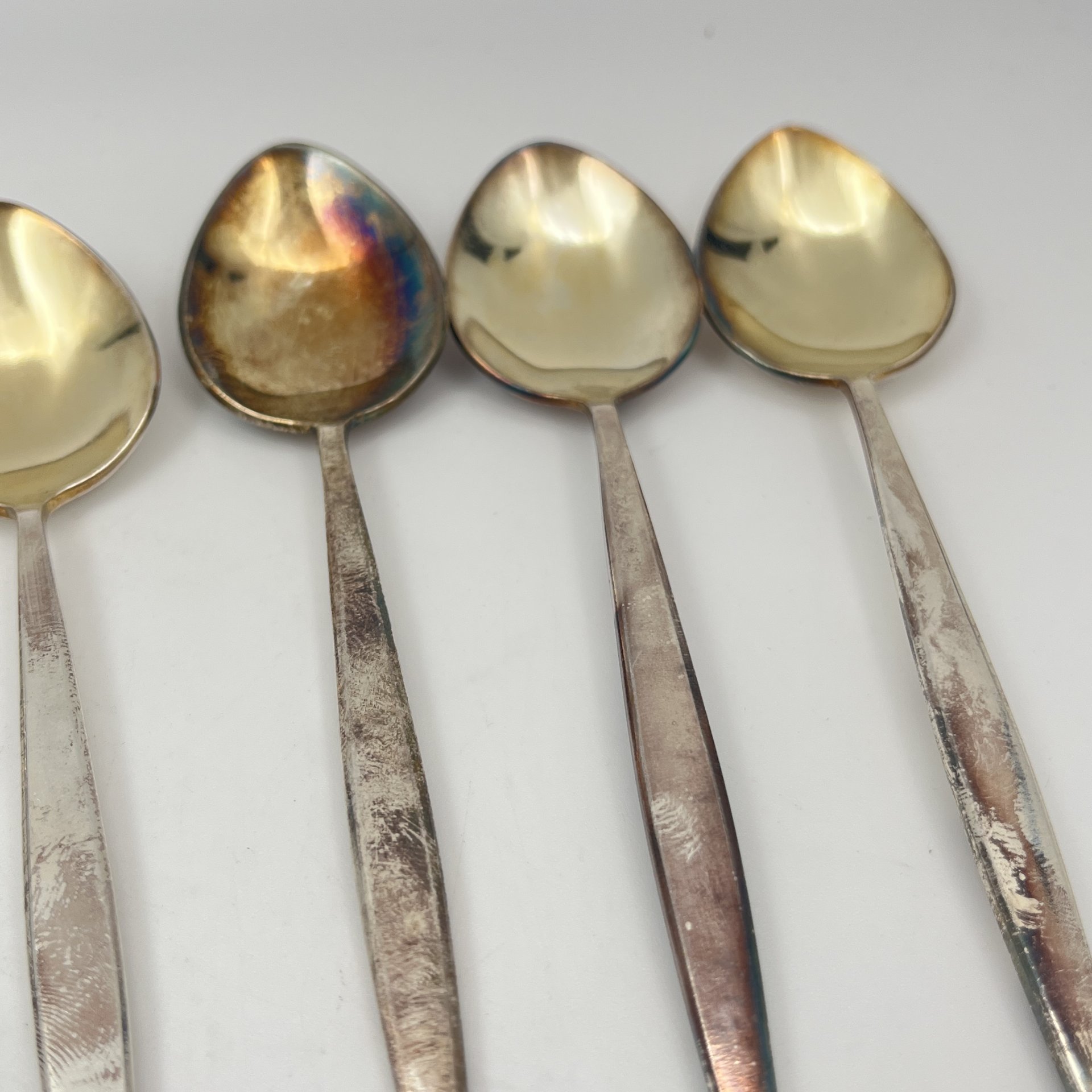 Набор из шести чайных ложек с декором в виде завитков на черенках, мельхиор (медь-никель), золочение, Артель «Красносельский ювелир», СССР, 1970-1990 гг.