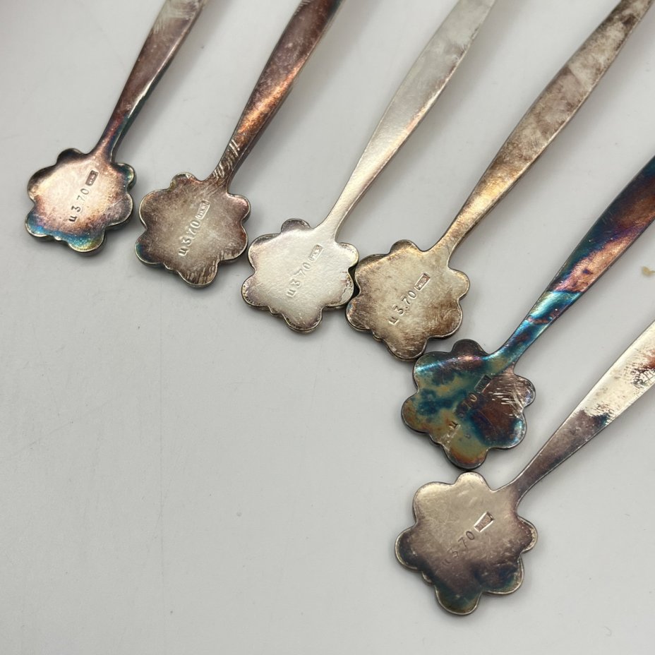 Набор из шести чайных ложек с декором в виде завитков на черенках, мельхиор (медь-никель), золочение, Артель «Красносельский ювелир», СССР, 1970-1990 гг.