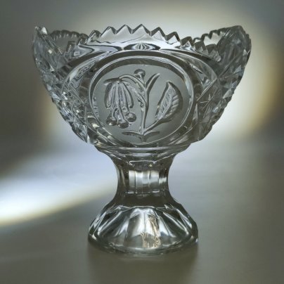 Вазочка на ножке для сервировки стола, декорированная резным изображением цветов фуксии, худ. П. А. Ледяев, хрусталь, пресс, матирование, Завод «Красный Гигант», СССР, 1980-1990 гг.