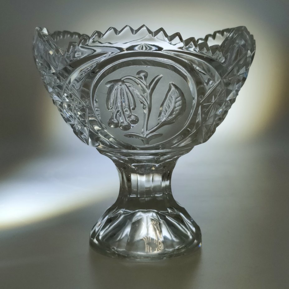 Вазочка на ножке для сервировки стола, декорированная резным изображением цветов фуксии, худ. П. А. Ледяев, хрусталь, пресс, матирование, Завод «Красный Гигант», СССР, 1980-1990 гг.