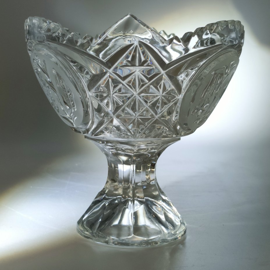 Вазочка на ножке для сервировки стола, декорированная резным изображением цветов фуксии, худ. П. А. Ледяев, хрусталь, пресс, матирование, Завод «Красный Гигант», СССР, 1980-1990 гг.