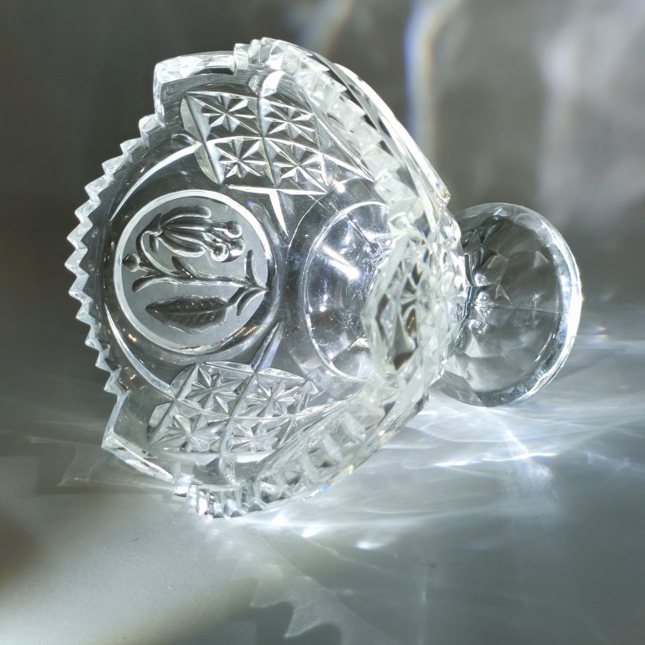 Вазочка на ножке для сервировки стола, декорированная резным изображением цветов фуксии, худ. П. А. Ледяев, хрусталь, пресс, матирование, Завод «Красный Гигант», СССР, 1980-1990 гг.