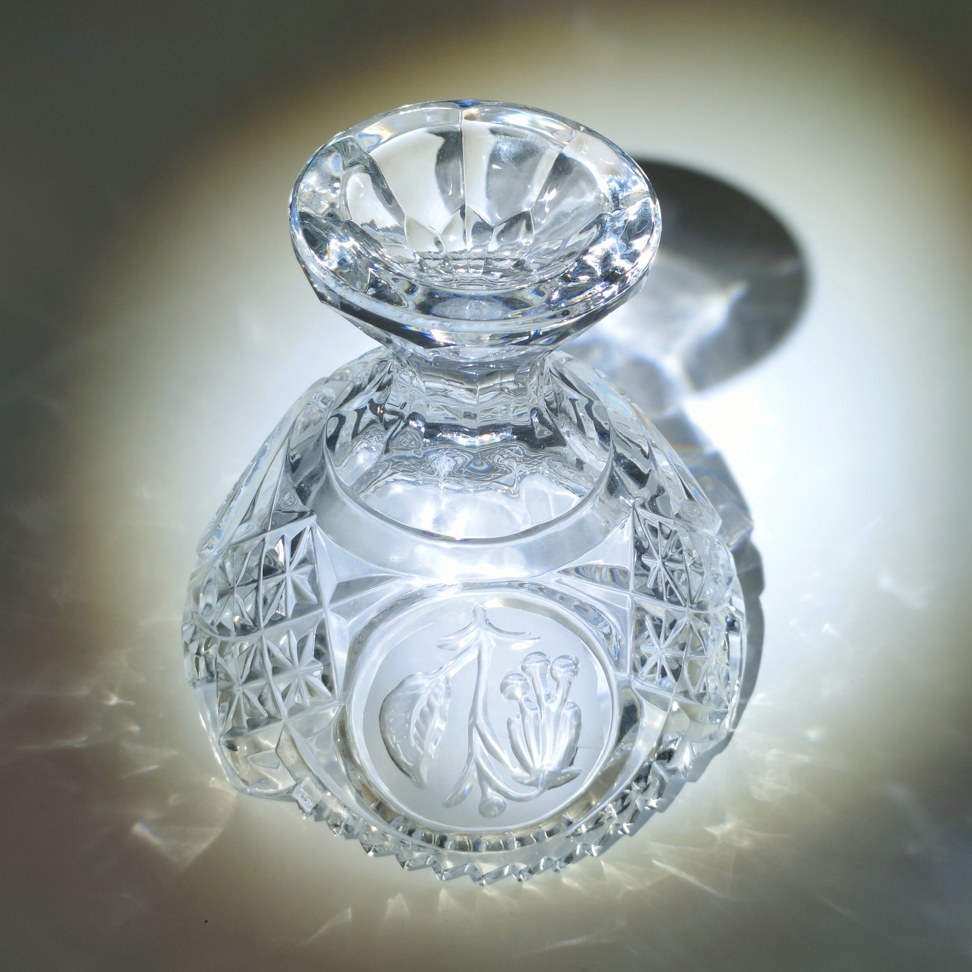 Вазочка на ножке для сервировки стола, декорированная резным изображением цветов фуксии, худ. П. А. Ледяев, хрусталь, пресс, матирование, Завод «Красный Гигант», СССР, 1980-1990 гг.