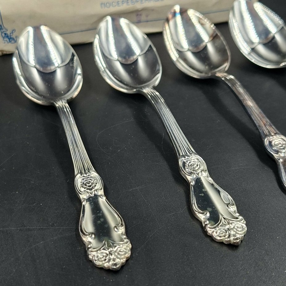 Набор из четырех десертных ложек "Серебряная роза" в коробке, мНЦ (медь-никель-цинк), Кольчугинский завод цветных металлов, СССР, 1970-1990 гг.