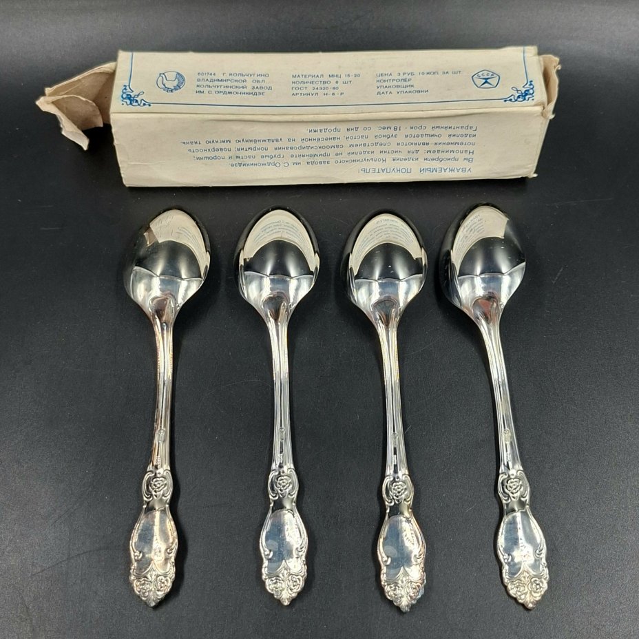 Набор из четырех десертных ложек "Серебряная роза" в коробке, мНЦ (медь-никель-цинк), Кольчугинский завод цветных металлов, СССР, 1970-1990 гг.