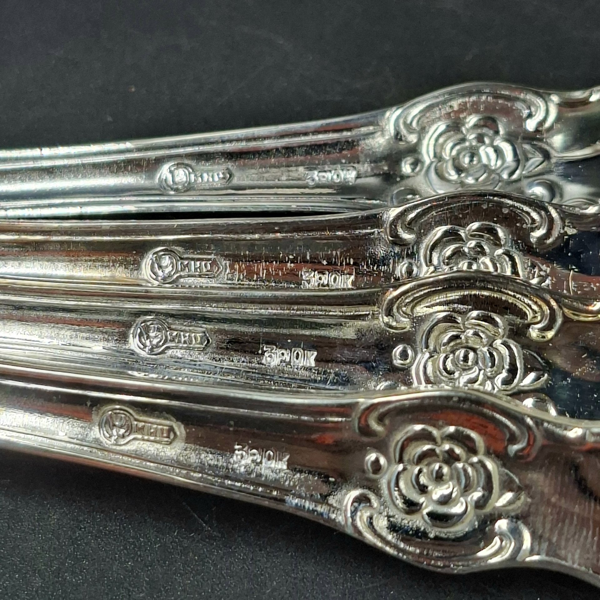 Набор из четырех десертных ложек "Серебряная роза" в коробке, мНЦ (медь-никель-цинк), Кольчугинский завод цветных металлов, СССР, 1970-1990 гг.