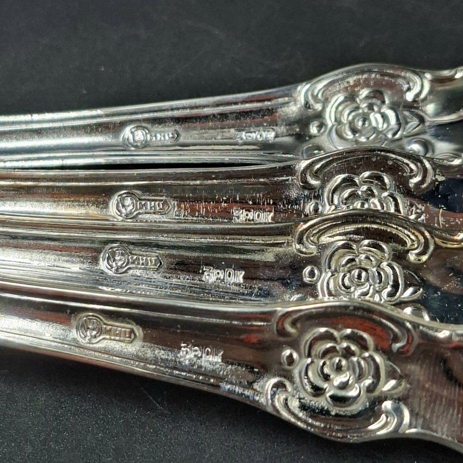 Набор из четырех десертных ложек "Серебряная роза" в коробке, мНЦ (медь-никель-цинк), Кольчугинский завод цветных металлов, СССР, 1970-1990 гг.