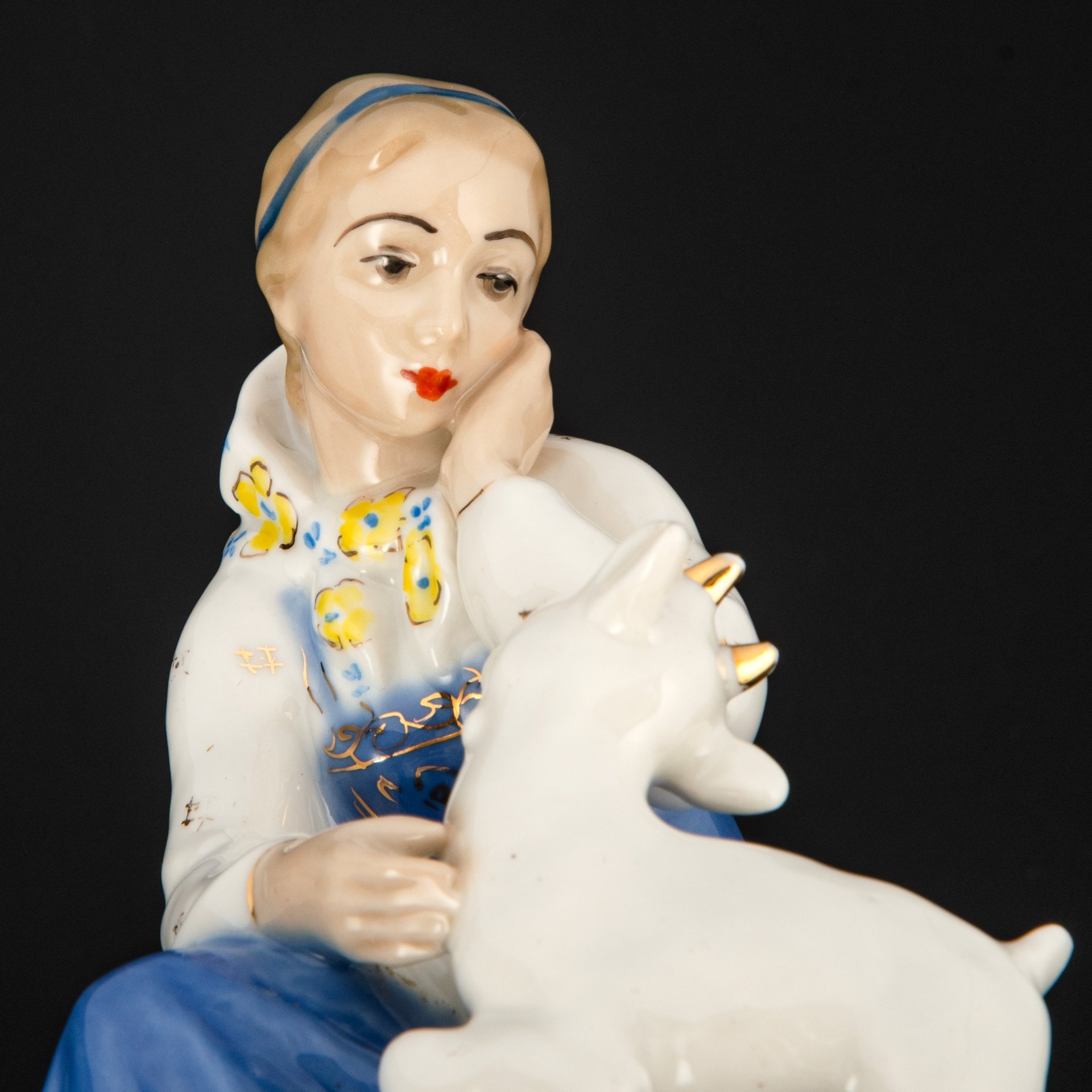 Статуэтка "Сестрица Алёнушка и братец Иванушка", скульптор А.А. Киселёв, Ленинградский завод фарфоровых изделий (ЛЗФИ)