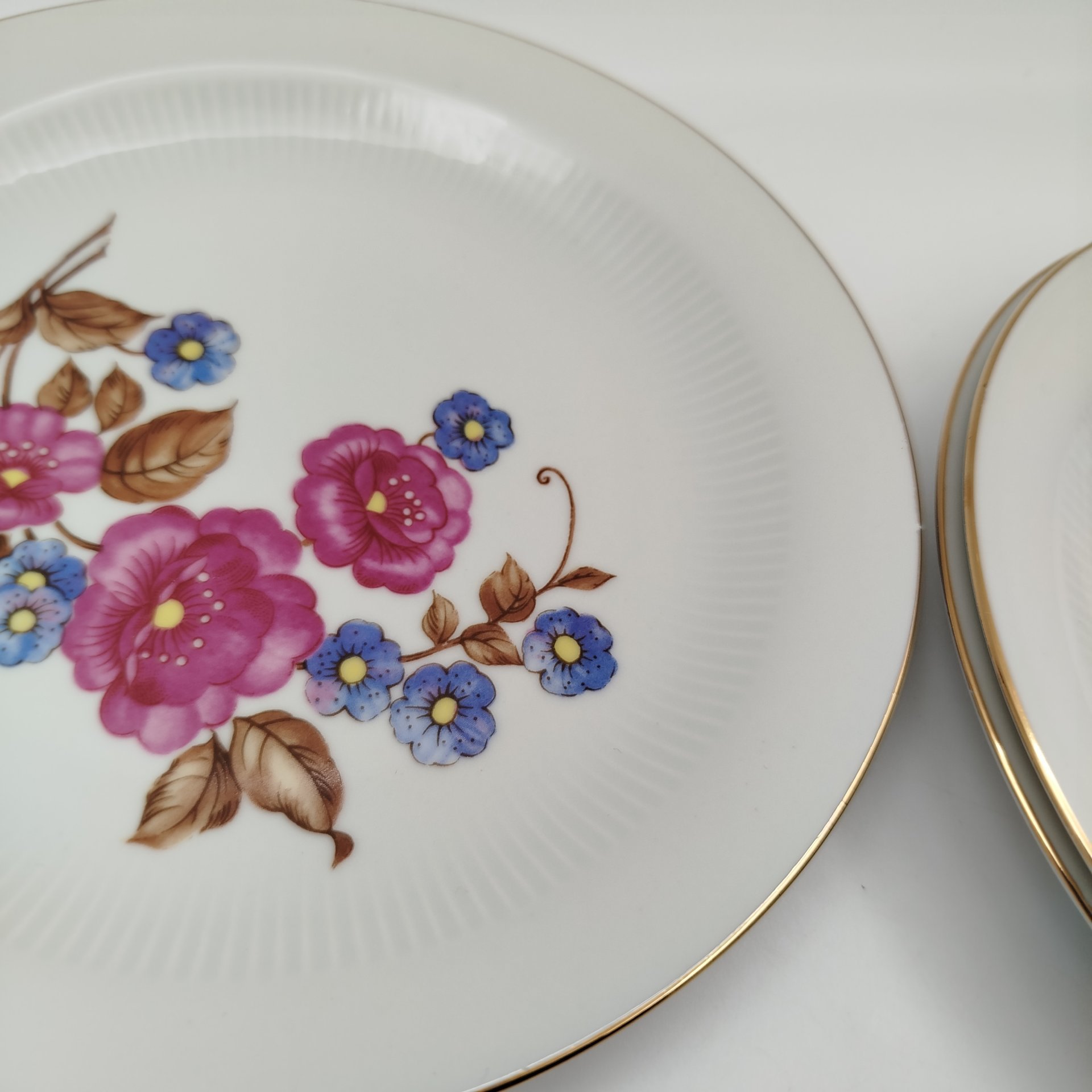 Набор из 6-ти десертных тарелок и блюда, украшенных цветочным декором, фарфор, деколь, золочение, Colditz (Кольдиц), ГДР, 1960-1980 гг.
