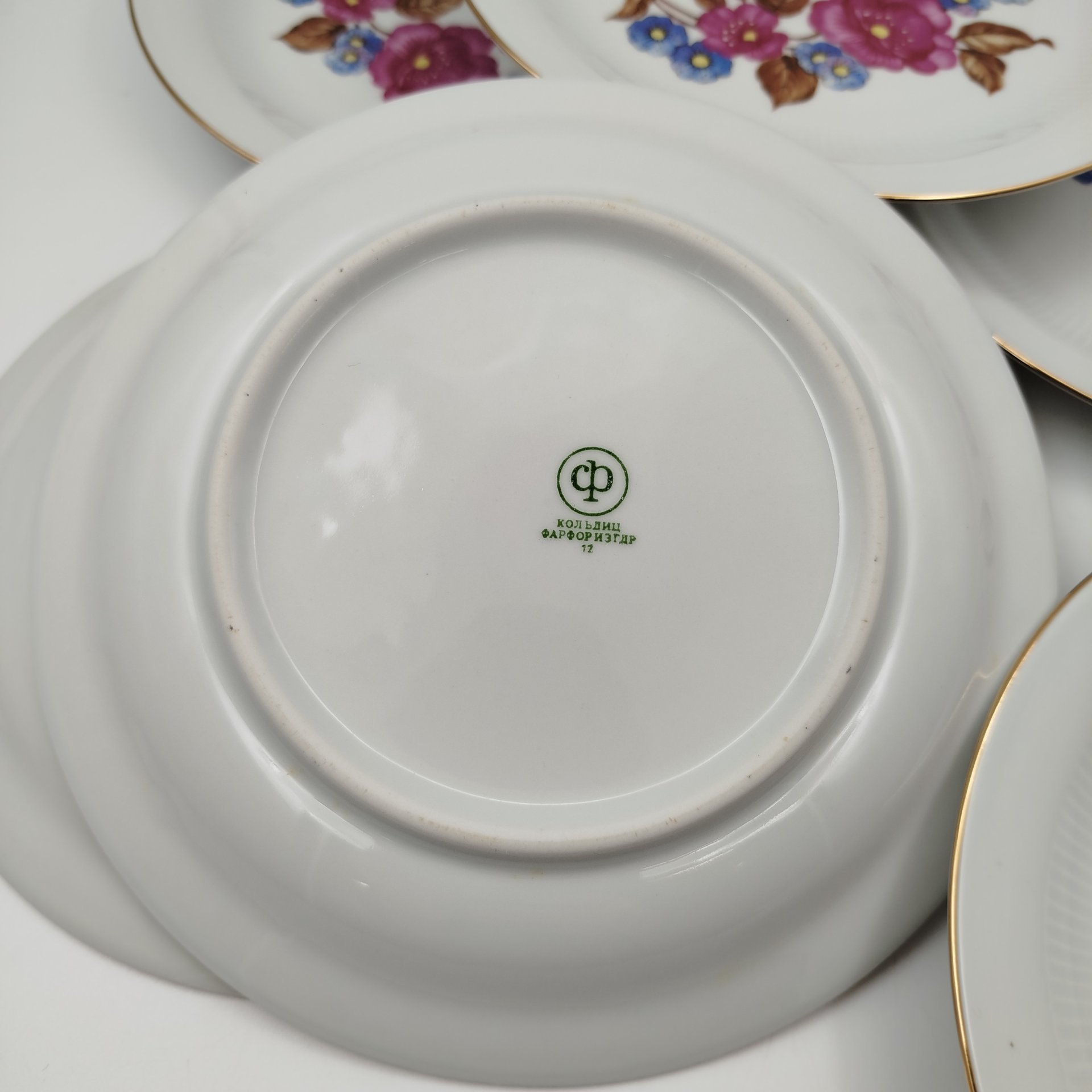 Набор из 6-ти десертных тарелок и блюда, украшенных цветочным декором, фарфор, деколь, золочение, Colditz (Кольдиц), ГДР, 1960-1980 гг.