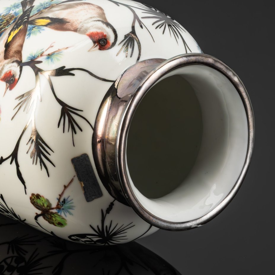 Ваза c cеребряным покрытием, украшенная изображением хвойных веток и птиц, Bohemia JN Barcelona