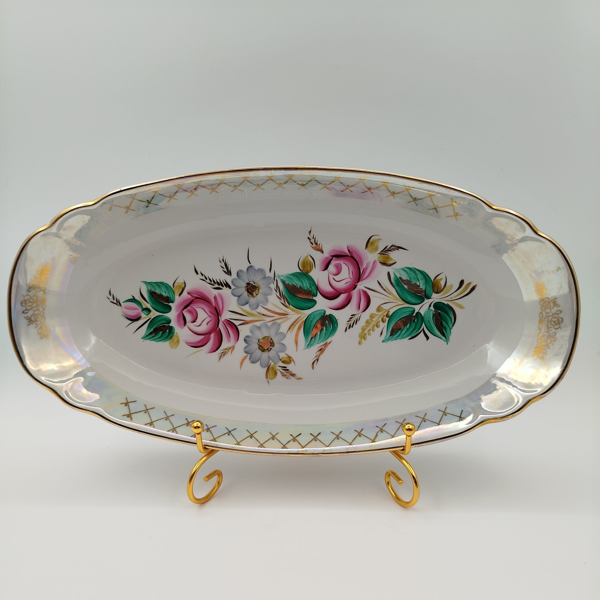 Блюдо вытянутой формы с цветочным декором, фарфор, роспись, люстр, золочение, Барановский фарфоровый завод, СССР, 1970-1991 гг.