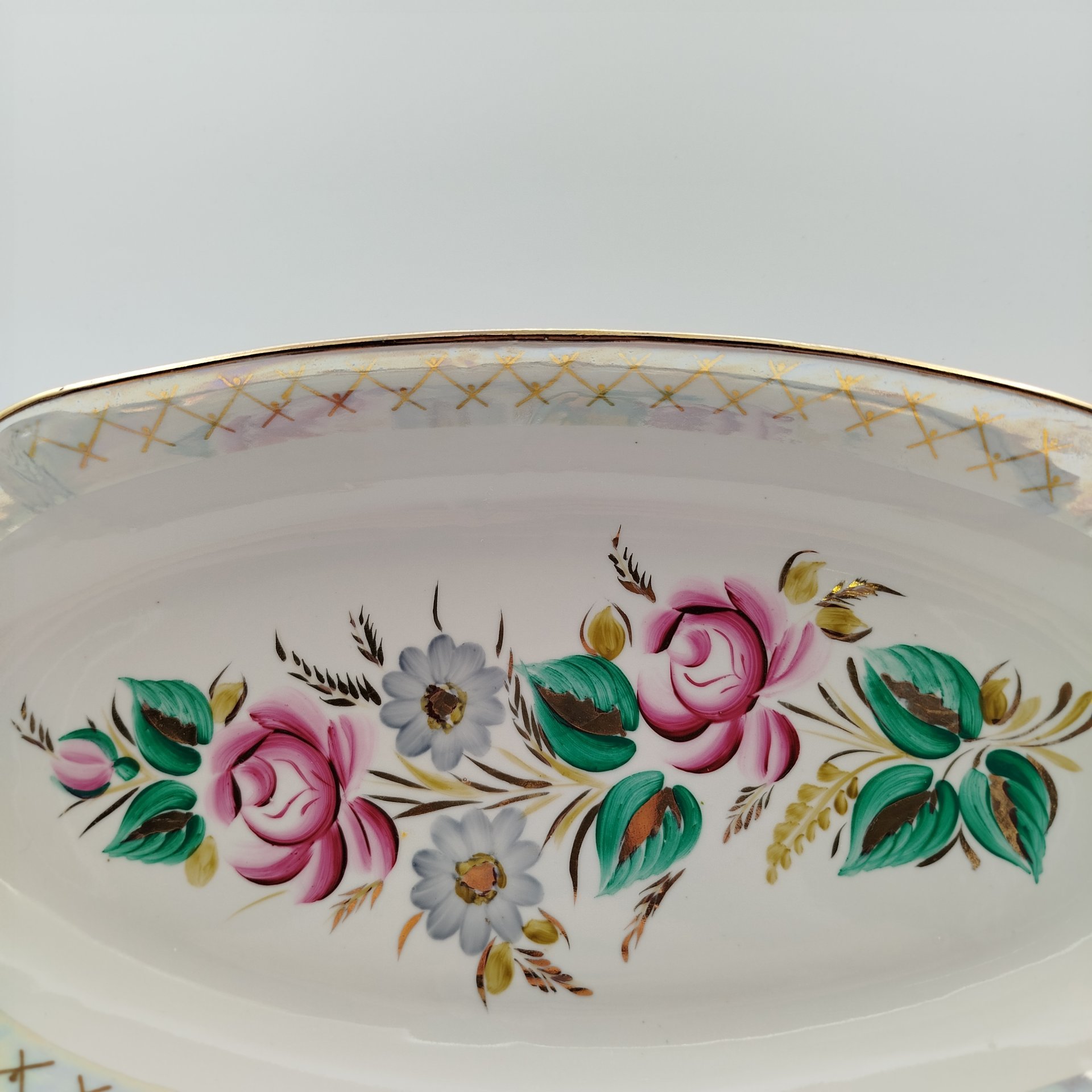 Блюдо вытянутой формы с цветочным декором, фарфор, роспись, люстр, золочение, Барановский фарфоровый завод, СССР, 1970-1991 гг.