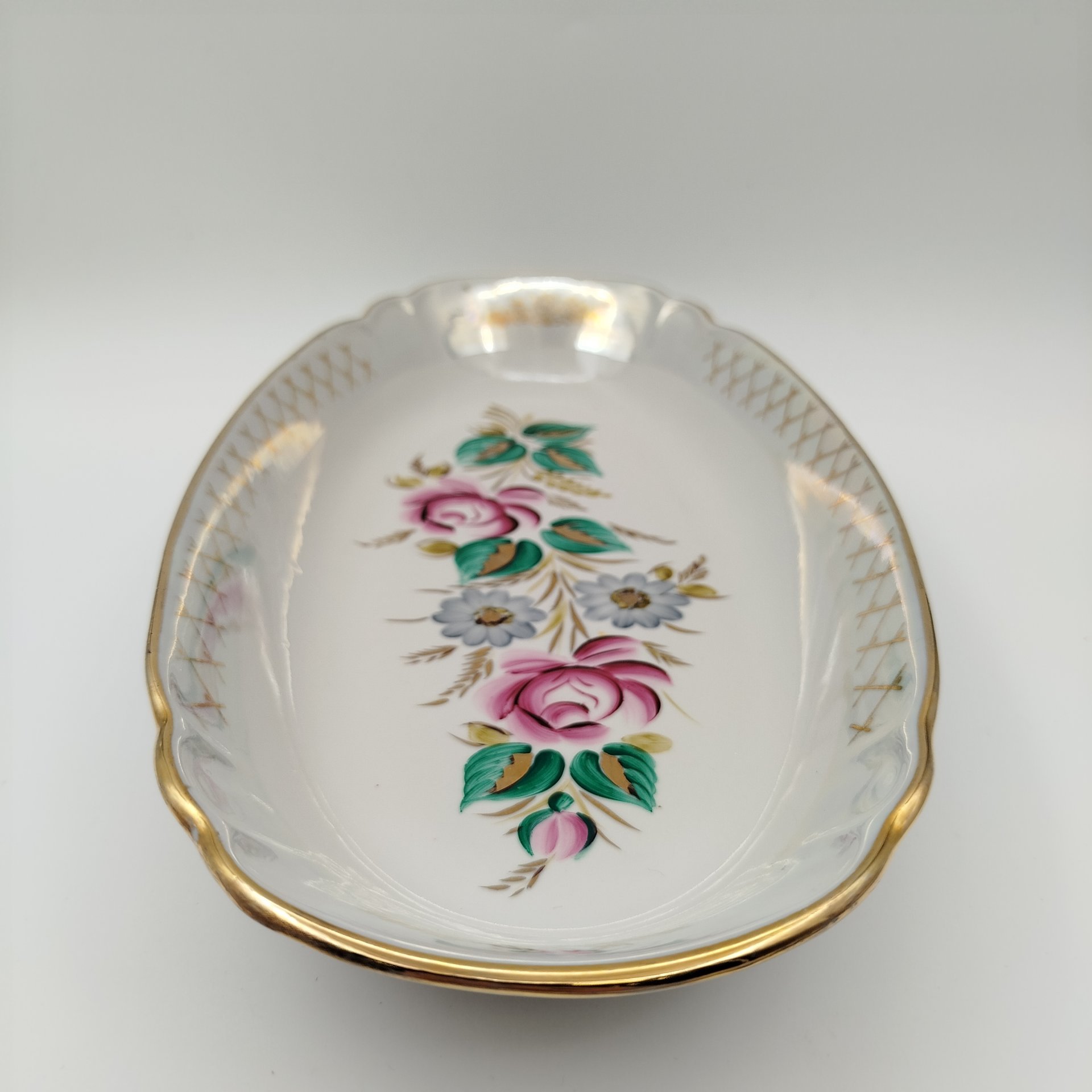 Блюдо вытянутой формы с цветочным декором, фарфор, роспись, люстр, золочение, Барановский фарфоровый завод, СССР, 1970-1991 гг.