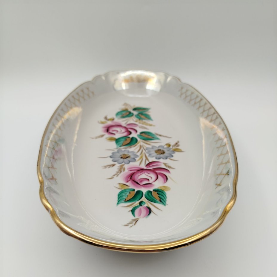 Блюдо вытянутой формы с цветочным декором, фарфор, роспись, люстр, золочение, Барановский фарфоровый завод, СССР, 1970-1991 гг.