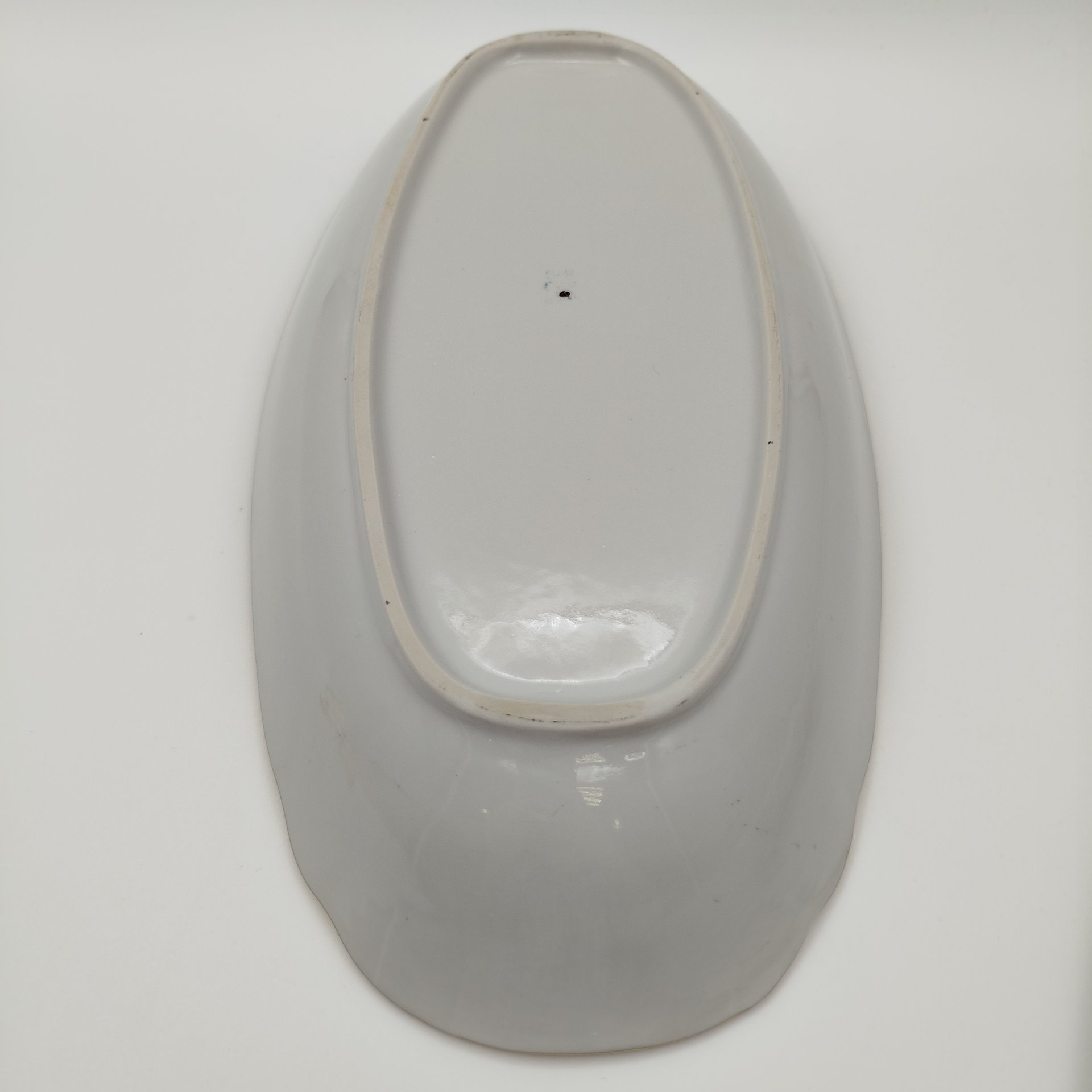 Блюдо вытянутой формы с цветочным декором, фарфор, роспись, люстр, золочение, Барановский фарфоровый завод, СССР, 1970-1991 гг.