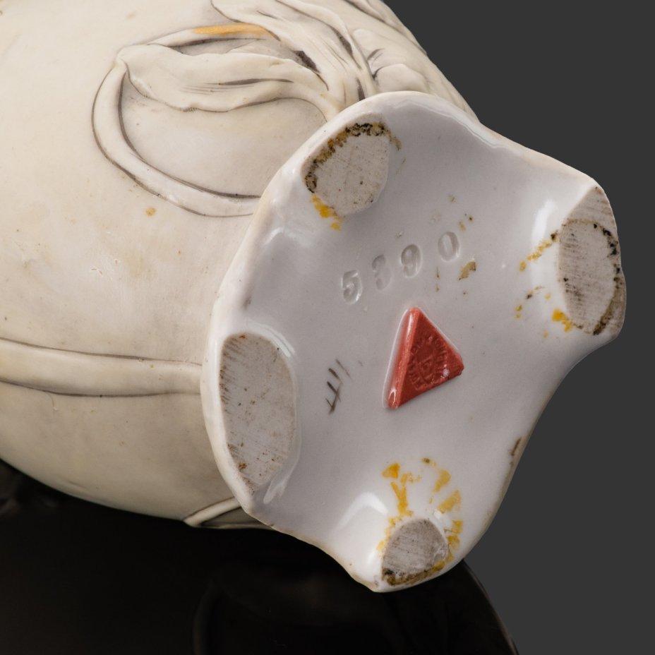 Ваза, выполненная в стиле модерн, украшенная рельефным изображением цветов, фарфор, золочение, Royal Dux, Royal Dux