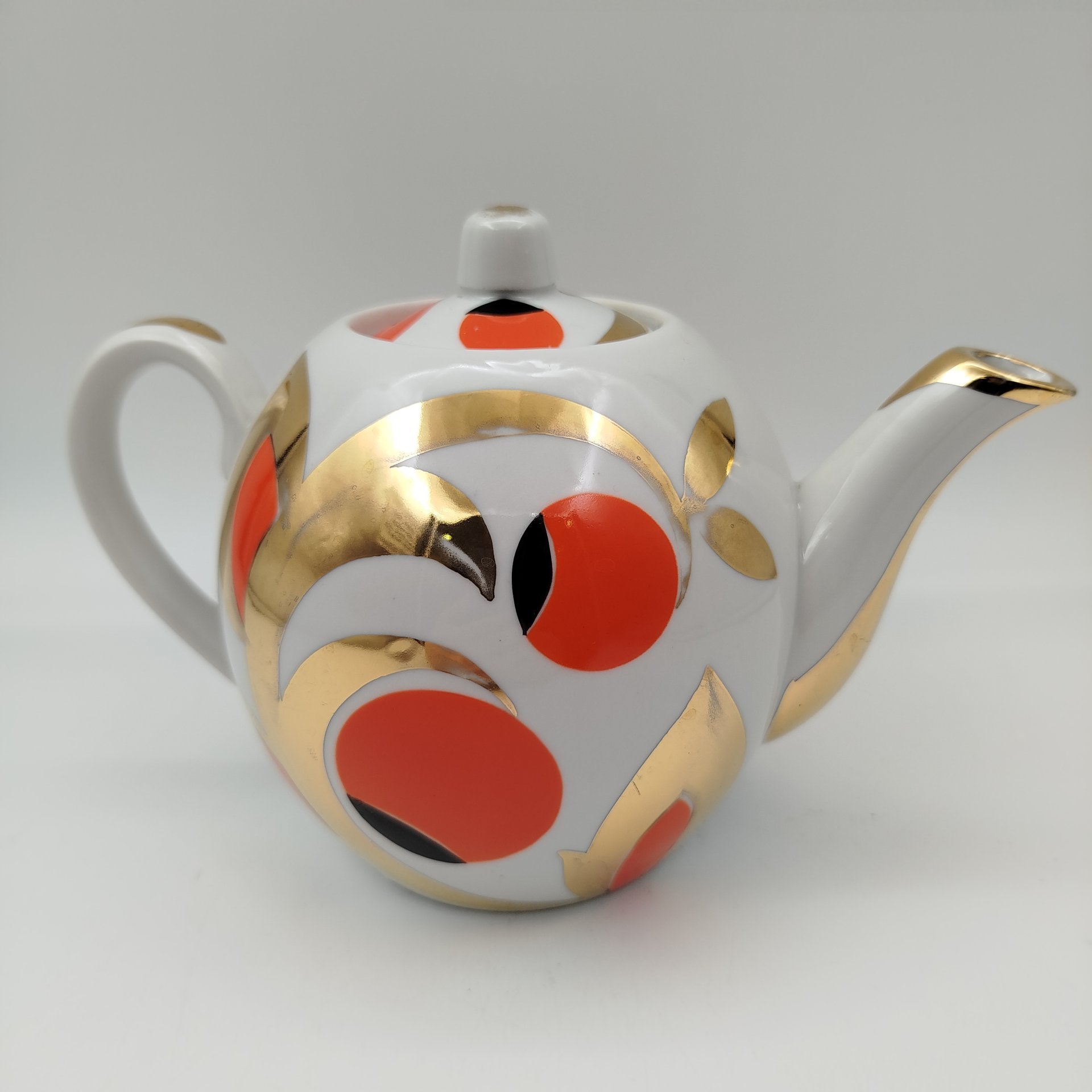 Чайник заварочный "Золотые яблоки" ("Райские яблоки", "Золотой завиток"), автор росписи А. А. Чекулина, фарфор, деколь, золочение, Дмитровский фарфоровый завод (ДФЗ Вербилки), СССР, 1965-1991 гг.
