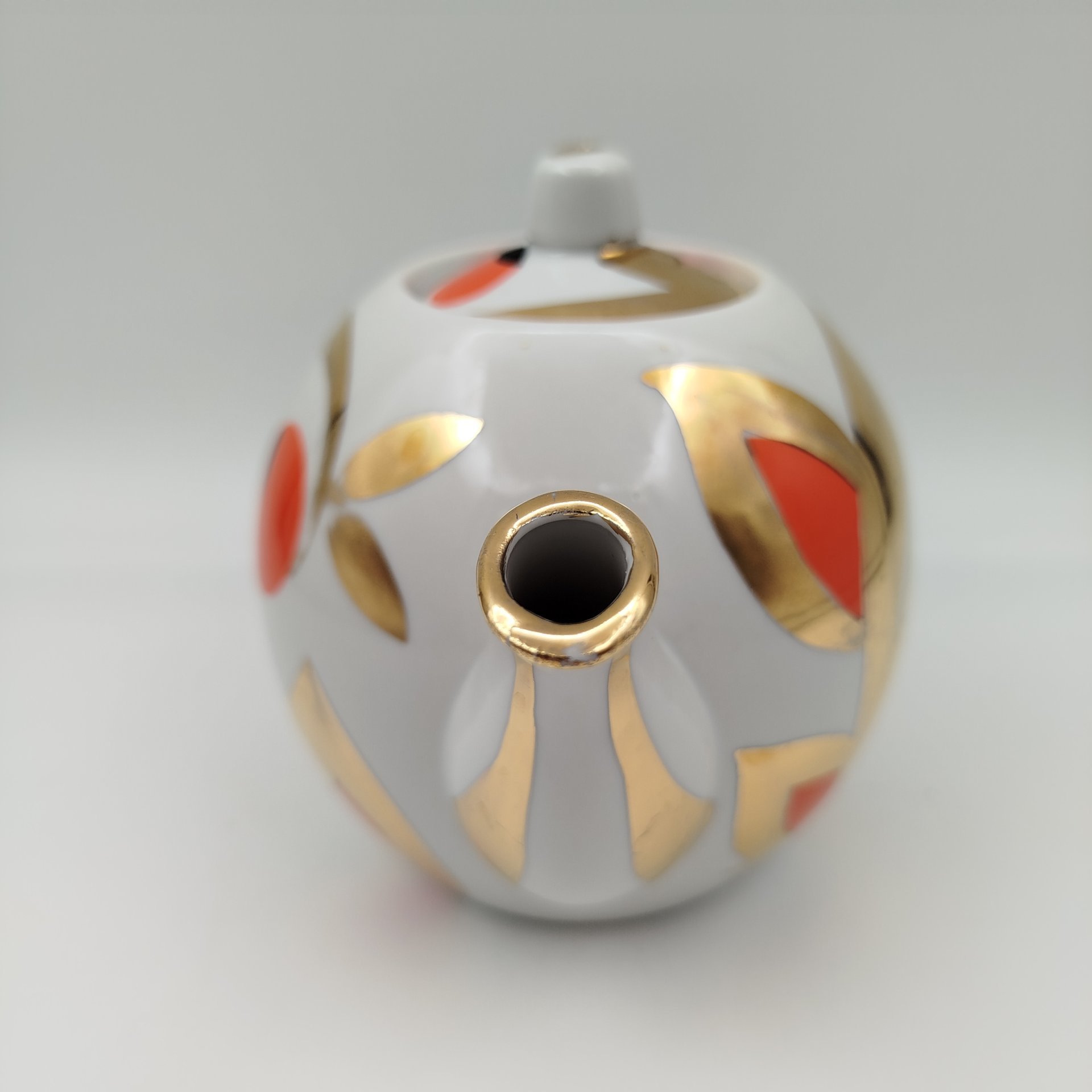 Чайник заварочный "Золотые яблоки" ("Райские яблоки", "Золотой завиток"), автор росписи А. А. Чекулина, фарфор, деколь, золочение, Дмитровский фарфоровый завод (ДФЗ Вербилки), СССР, 1965-1991 гг.