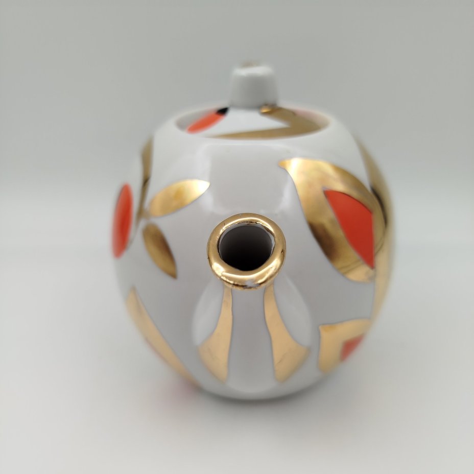 Чайник заварочный "Золотые яблоки" ("Райские яблоки", "Золотой завиток"), автор росписи А. А. Чекулина, фарфор, деколь, золочение, Дмитровский фарфоровый завод (ДФЗ Вербилки), СССР, 1965-1991 гг.