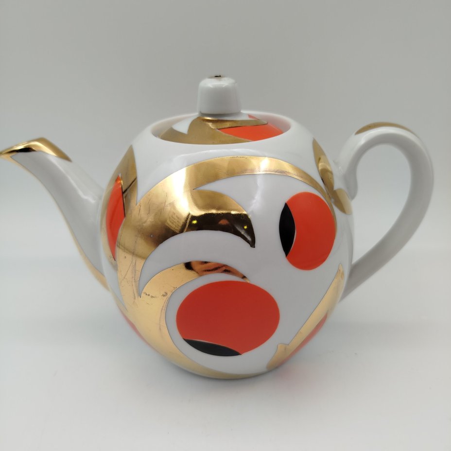 Чайник заварочный "Золотые яблоки" ("Райские яблоки", "Золотой завиток"), автор росписи А. А. Чекулина, фарфор, деколь, золочение, Дмитровский фарфоровый завод (ДФЗ Вербилки), СССР, 1965-1991 гг.