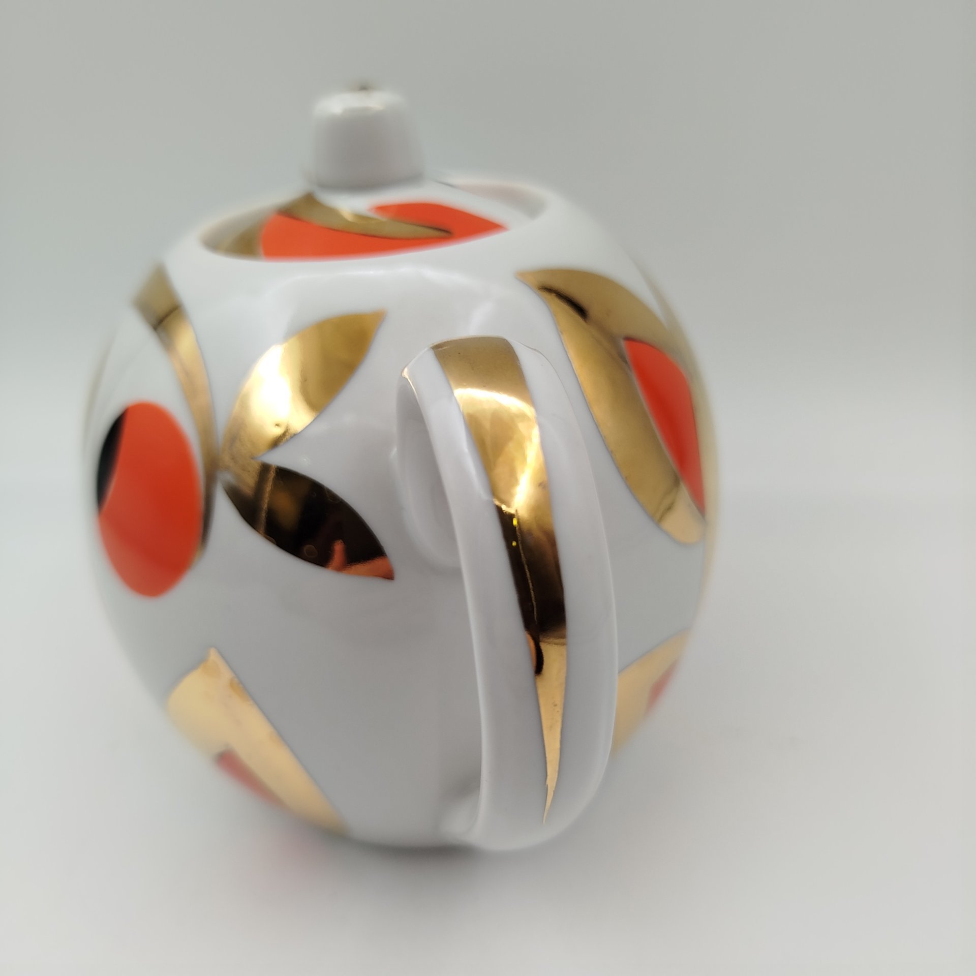 Чайник заварочный "Золотые яблоки" ("Райские яблоки", "Золотой завиток"), автор росписи А. А. Чекулина, фарфор, деколь, золочение, Дмитровский фарфоровый завод (ДФЗ Вербилки), СССР, 1965-1991 гг.