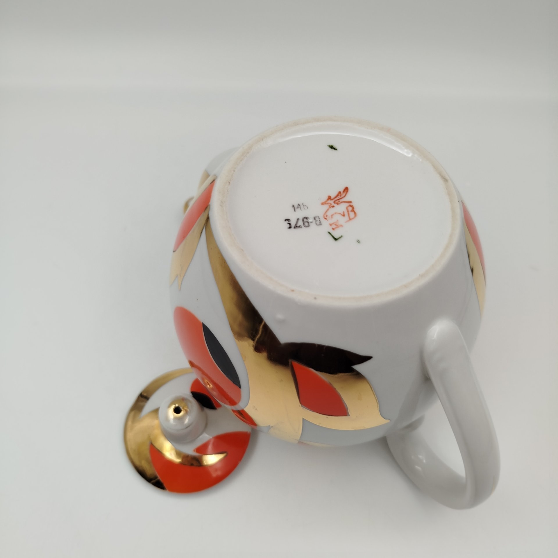 Чайник заварочный "Золотые яблоки" ("Райские яблоки", "Золотой завиток"), автор росписи А. А. Чекулина, фарфор, деколь, золочение, Дмитровский фарфоровый завод (ДФЗ Вербилки), СССР, 1965-1991 гг.