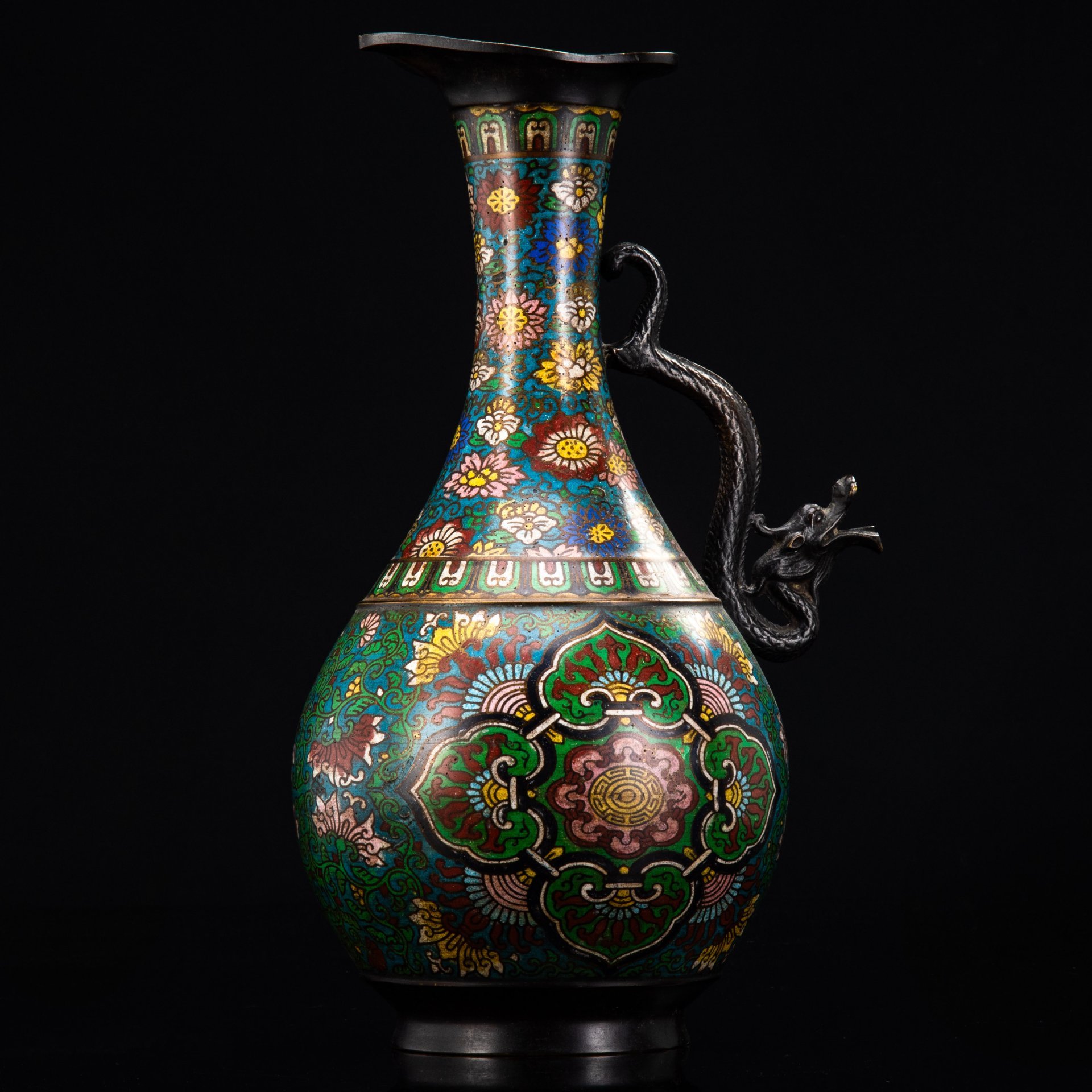 Ваза-кувшин интерьерная с ручкой в виде дракона, украшенная растительным декором, в технике клуазоне, металл, перегородчатая эмаль, Китай, 1940-1970 гг.