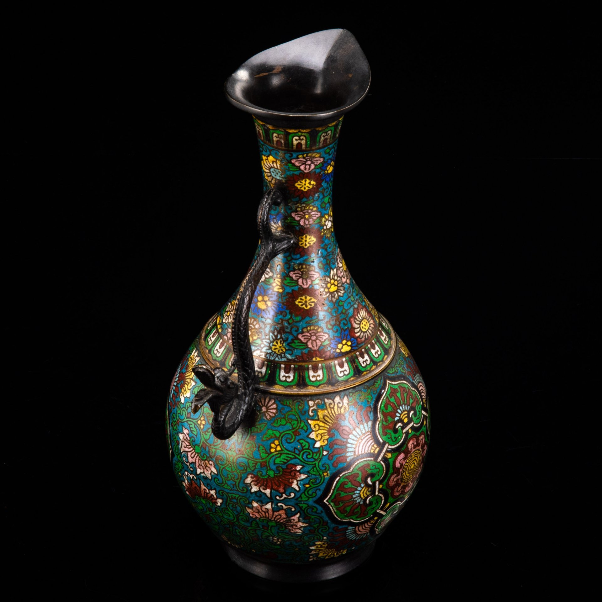 Ваза-кувшин интерьерная с ручкой в виде дракона, украшенная растительным декором, в технике клуазоне, металл, перегородчатая эмаль, Китай, 1940-1970 гг.