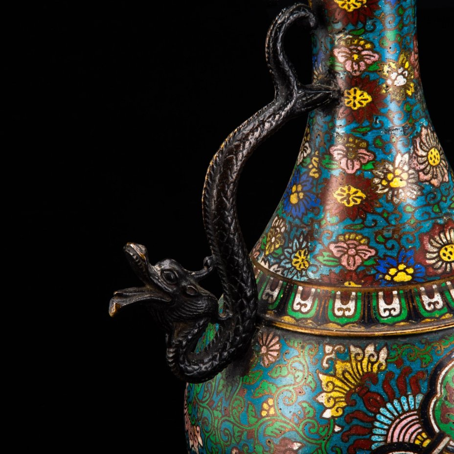 Ваза-кувшин интерьерная с ручкой в виде дракона, украшенная растительным декором, в технике клуазоне, металл, перегородчатая эмаль, Китай, 1940-1970 гг.