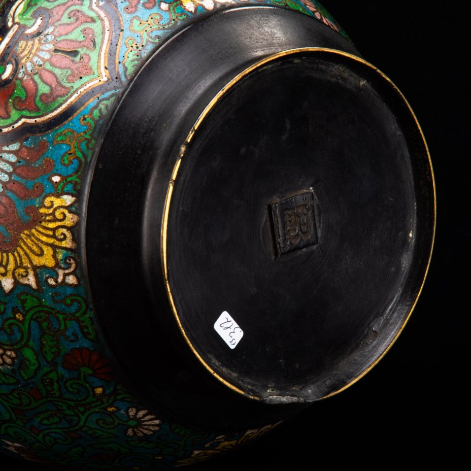 Ваза-кувшин интерьерная с ручкой в виде дракона, украшенная растительным декором, в технике клуазоне, металл, перегородчатая эмаль, Китай, 1940-1970 гг.