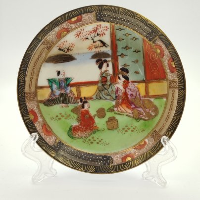 Блюдце, украшенное изображением японской церемонии
