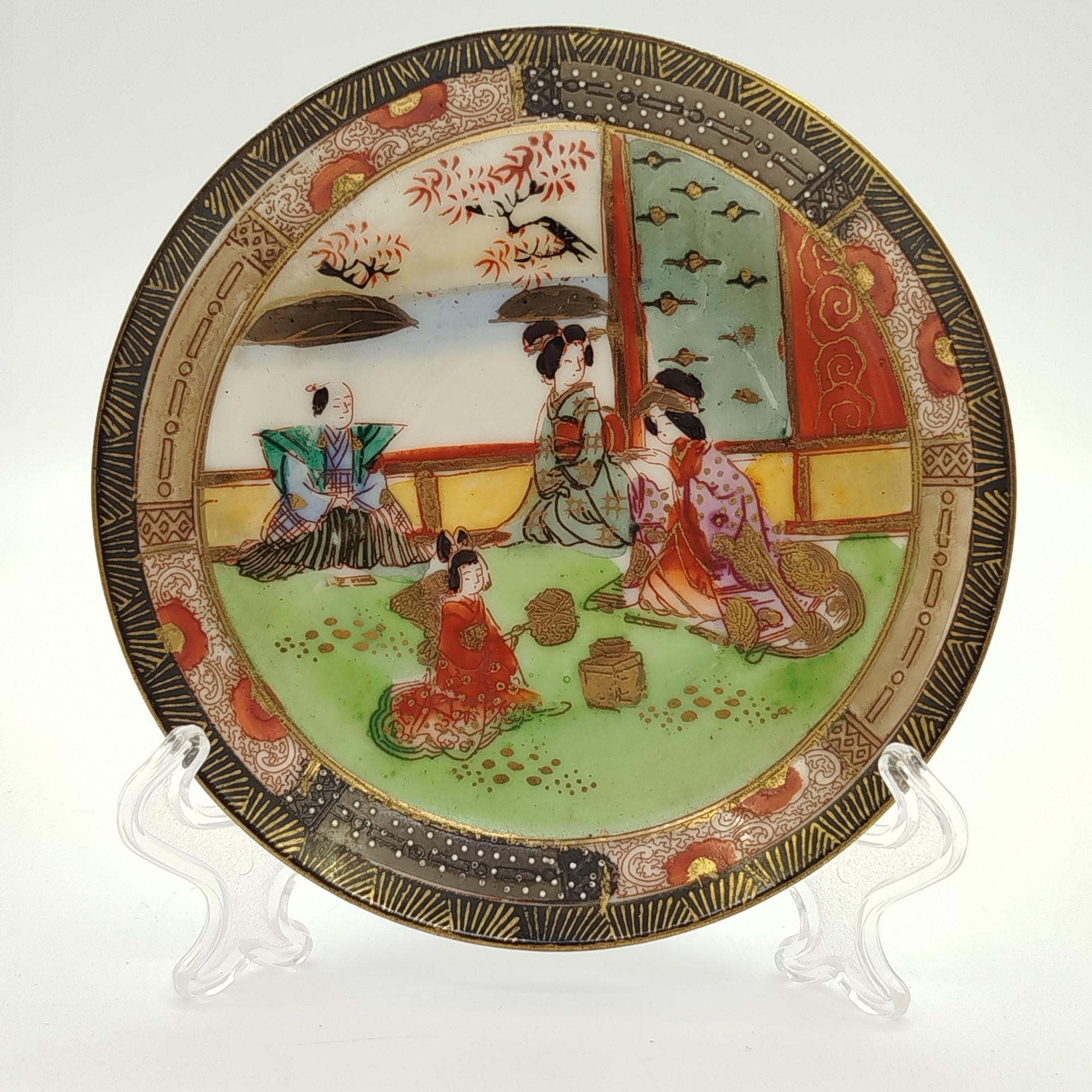 Блюдце, украшенное изображением японской церемонии