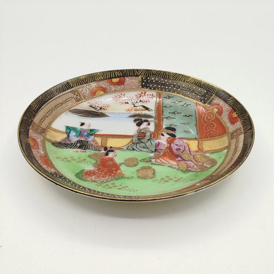 Блюдце, украшенное изображением японской церемонии