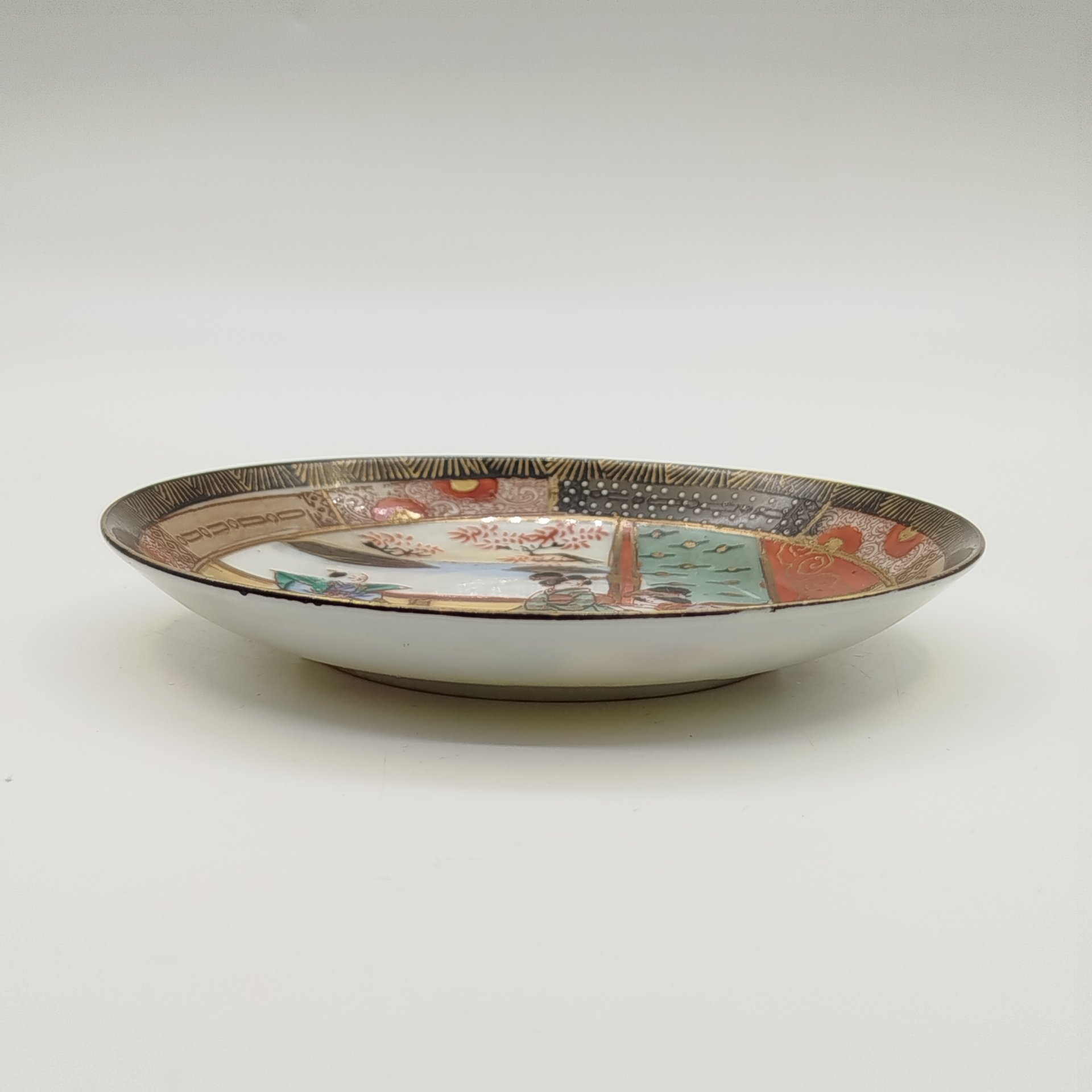 Блюдце, украшенное изображением японской церемонии