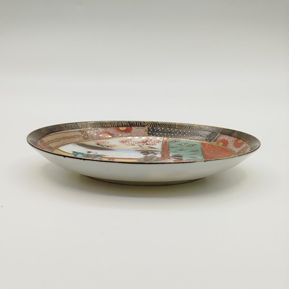 Блюдце, украшенное изображением японской церемонии