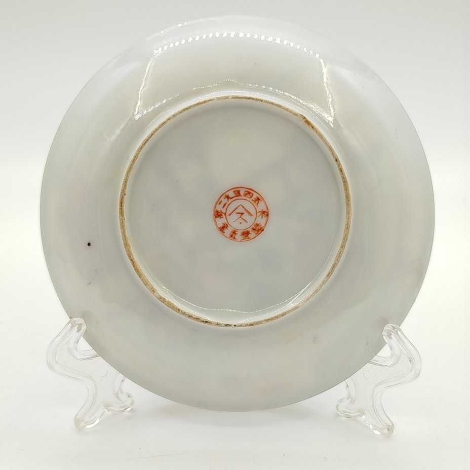 Блюдце, украшенное изображением японской церемонии