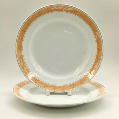 Пара обеденных тарелок, украшенных цветочным орнаментом по канту, фаянс, золочение, деколь, Конаковский фаянсовый завод им. М.И. Калинина (ЗиК Конаково), СССР, 1932-1952 гг.