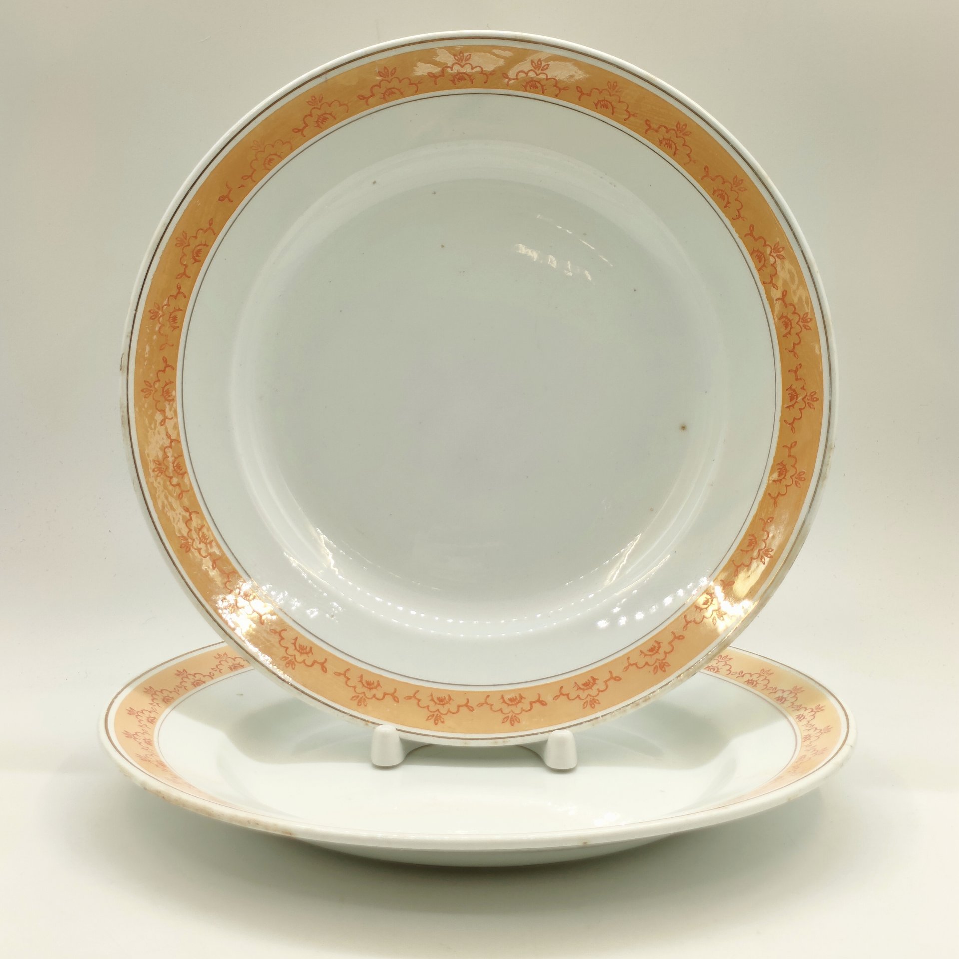 Пара обеденных тарелок, украшенных цветочным орнаментом по канту, фаянс, золочение, деколь, Конаковский фаянсовый завод им. М.И. Калинина (ЗиК Конаково), СССР, 1932-1952 гг.