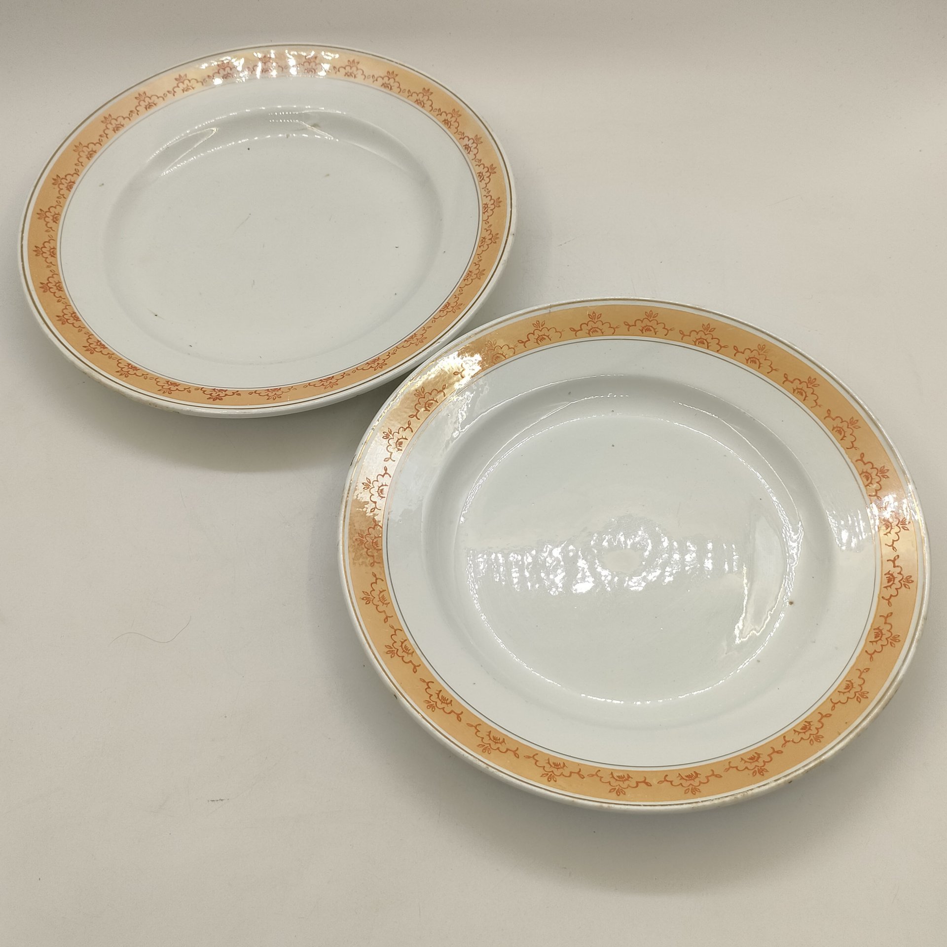 Пара обеденных тарелок, украшенных цветочным орнаментом по канту, фаянс, золочение, деколь, Конаковский фаянсовый завод им. М.И. Калинина (ЗиК Конаково), СССР, 1932-1952 гг.