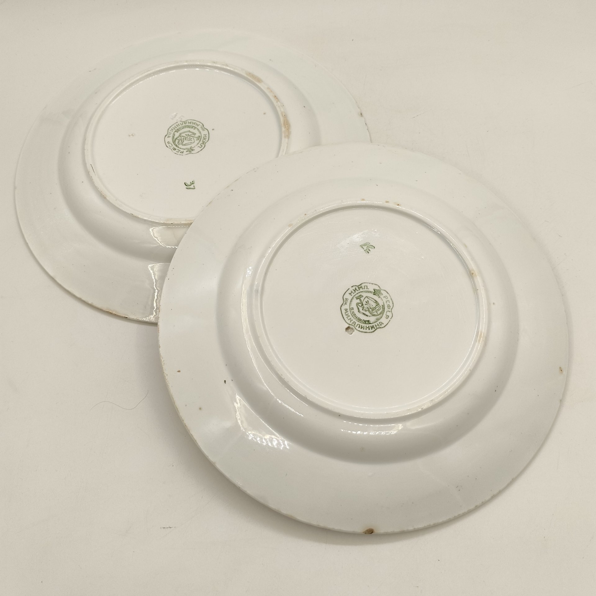 Пара обеденных тарелок, украшенных цветочным орнаментом по канту, фаянс, золочение, деколь, Конаковский фаянсовый завод им. М.И. Калинина (ЗиК Конаково), СССР, 1932-1952 гг.