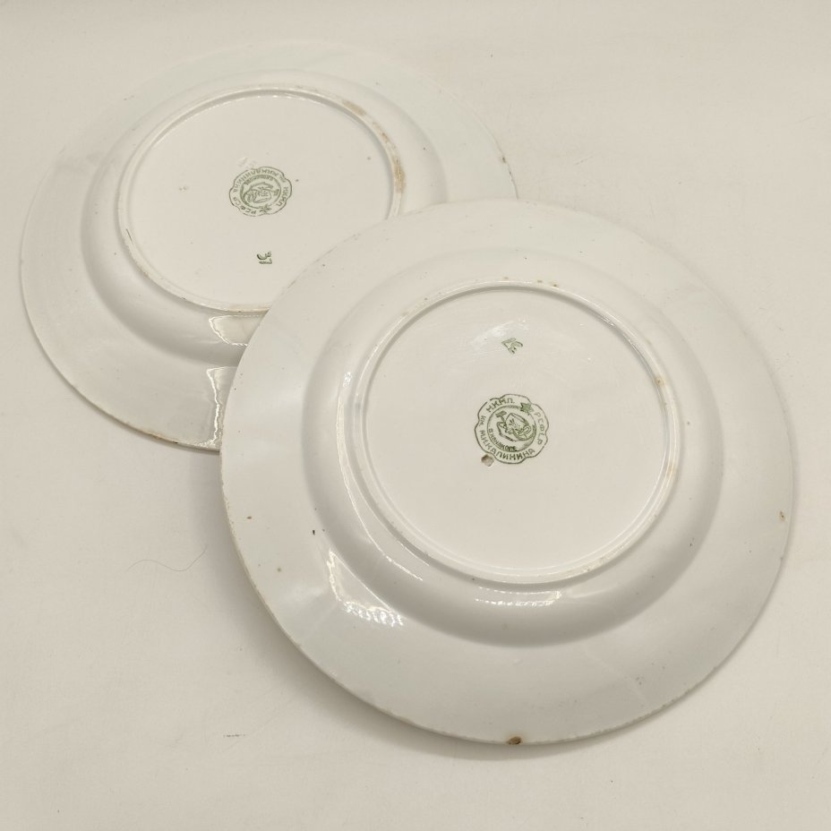 Пара обеденных тарелок, украшенных цветочным орнаментом по канту, фаянс, золочение, деколь, Конаковский фаянсовый завод им. М.И. Калинина (ЗиК Конаково), СССР, 1932-1952 гг.