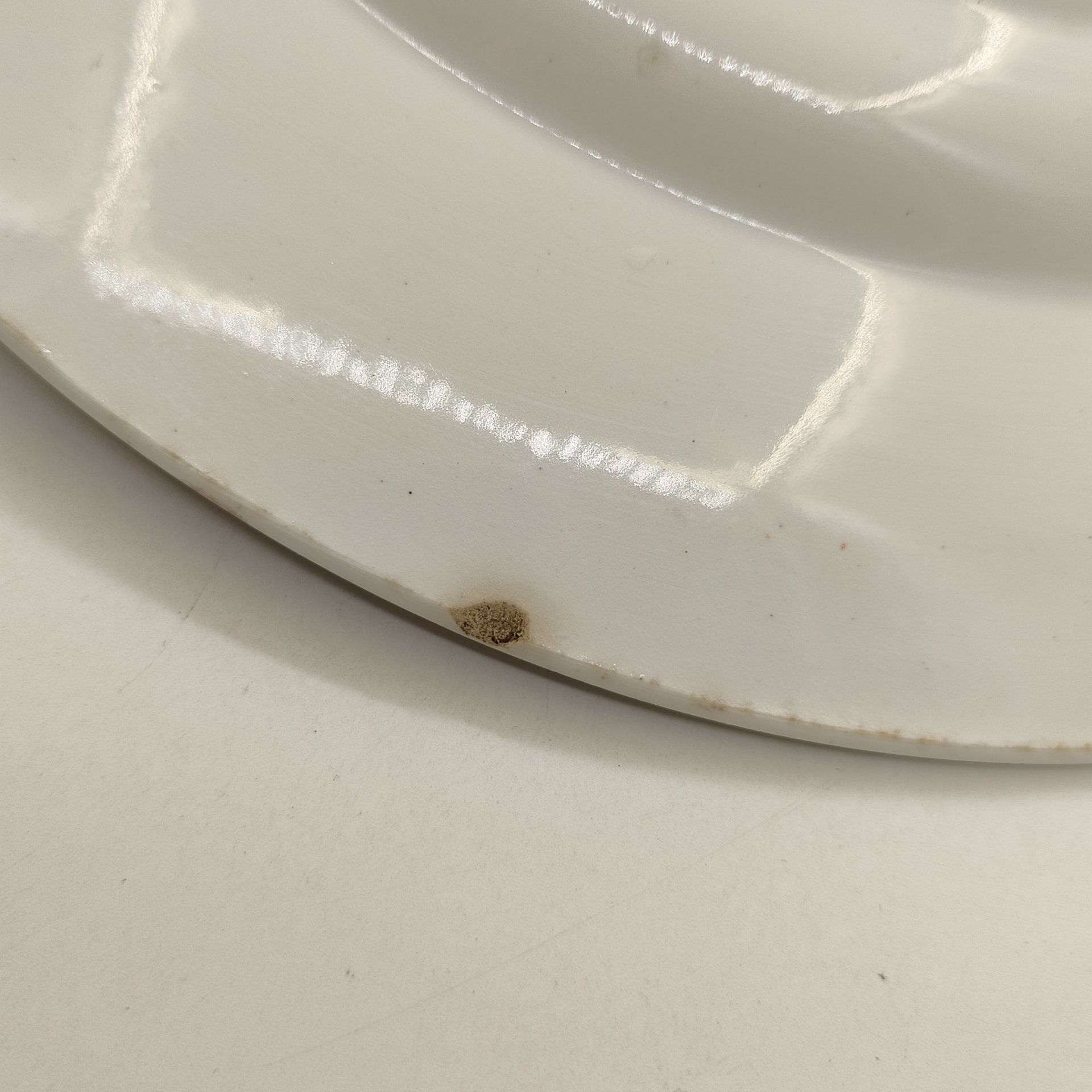 Пара обеденных тарелок, украшенных цветочным орнаментом по канту, фаянс, золочение, деколь, Конаковский фаянсовый завод им. М.И. Калинина (ЗиК Конаково), СССР, 1932-1952 гг.